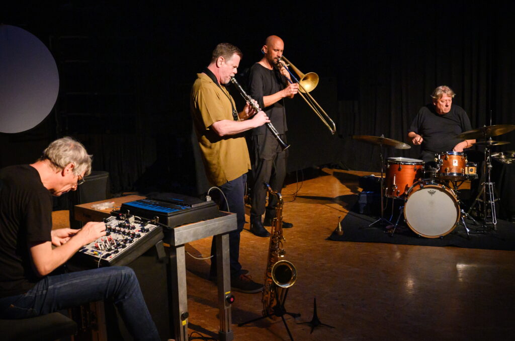 Soundbridges – Thomas Lehn, Ken Vandermark, Martin Blume, Matthias Muche